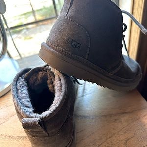 Boys Size 5 Grey Nuemel uggs